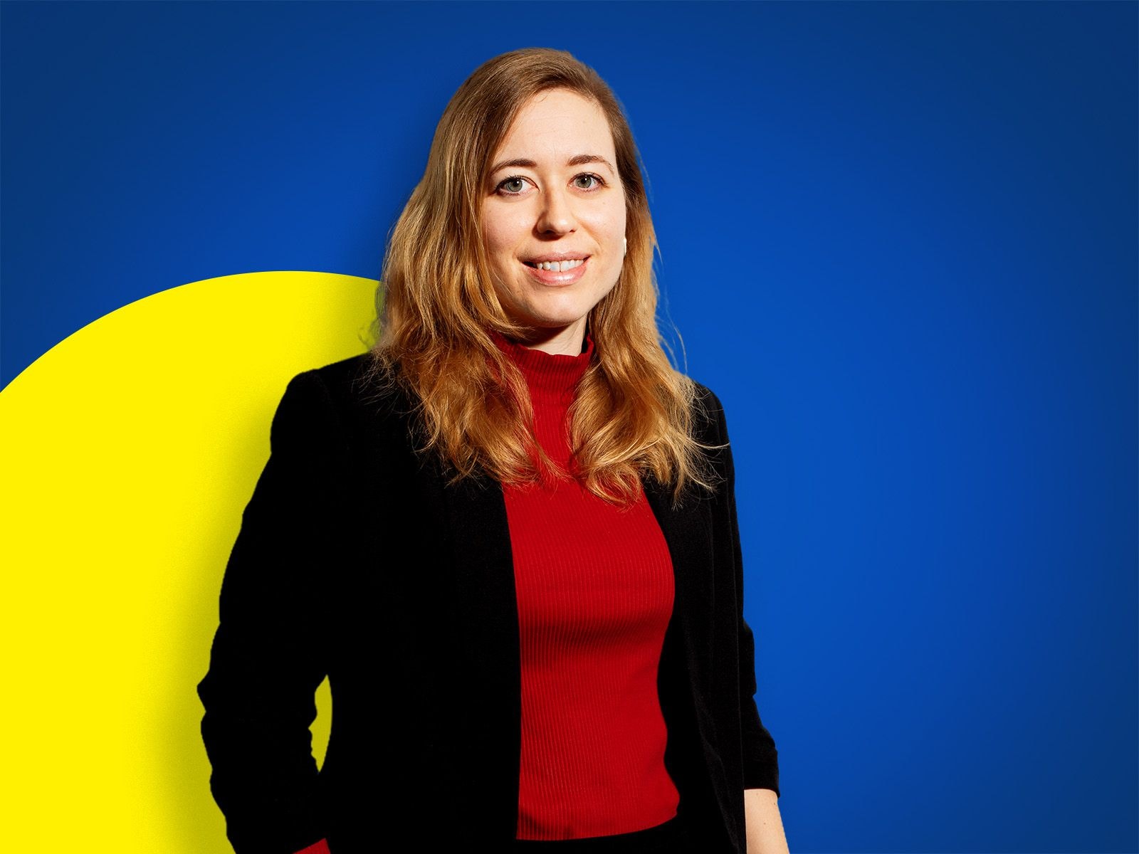 Porträt von Nadja Hauser vor blauem Hintergrund – Interview im Rahmen der Lidl Fairtrade-Initiative.