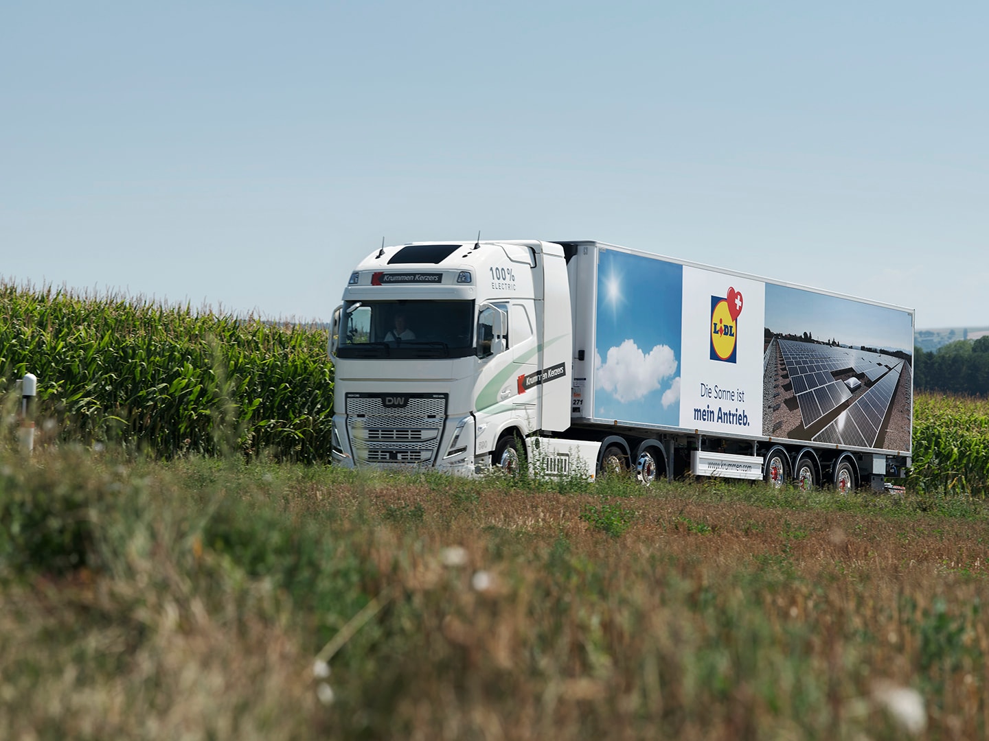 Lidl Lastwagen fährt auf einer Landstrasse.