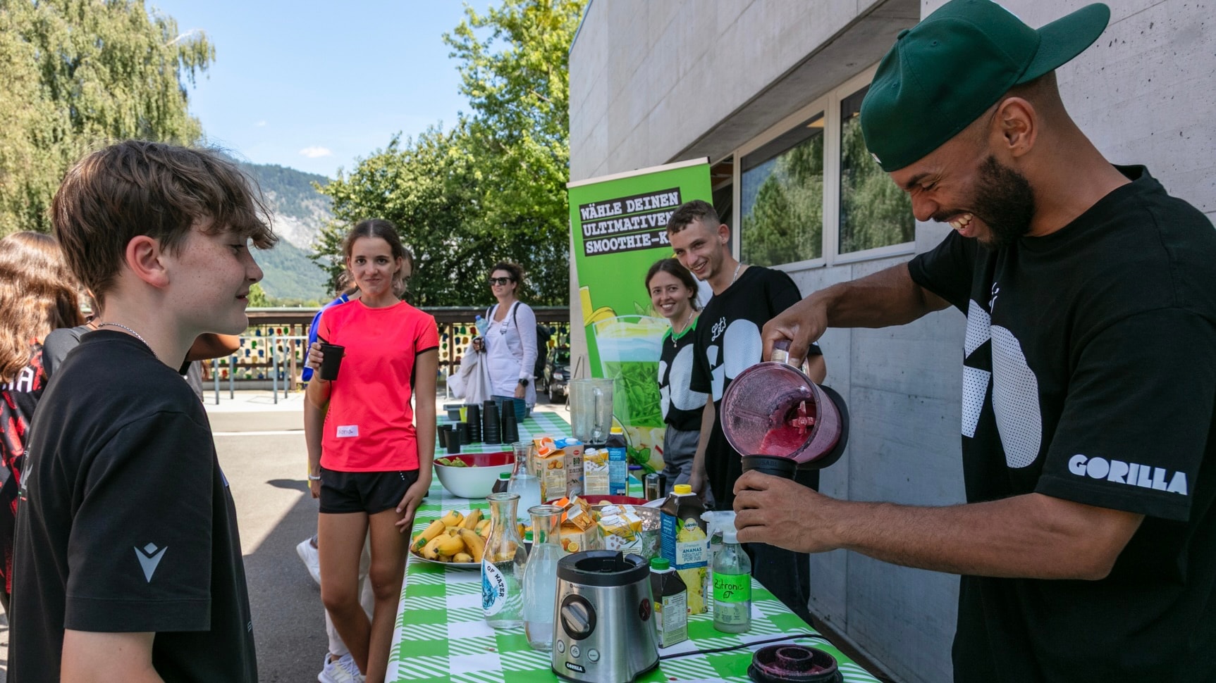 Gorilla Mitarbeitende schenken gesunde und frische Smoothies aus.