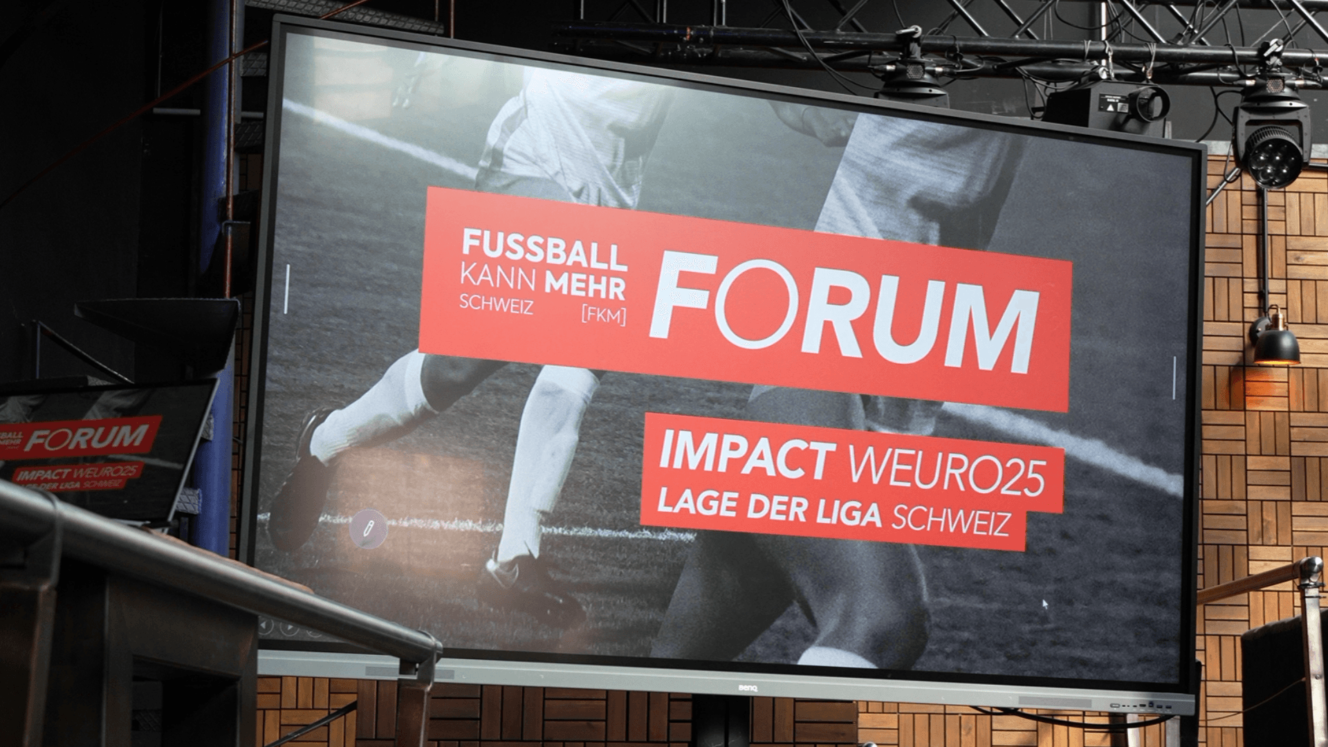 Werbebanner für das Frauenfussball-Forum mit dem Titel "Fussball kann mehr".