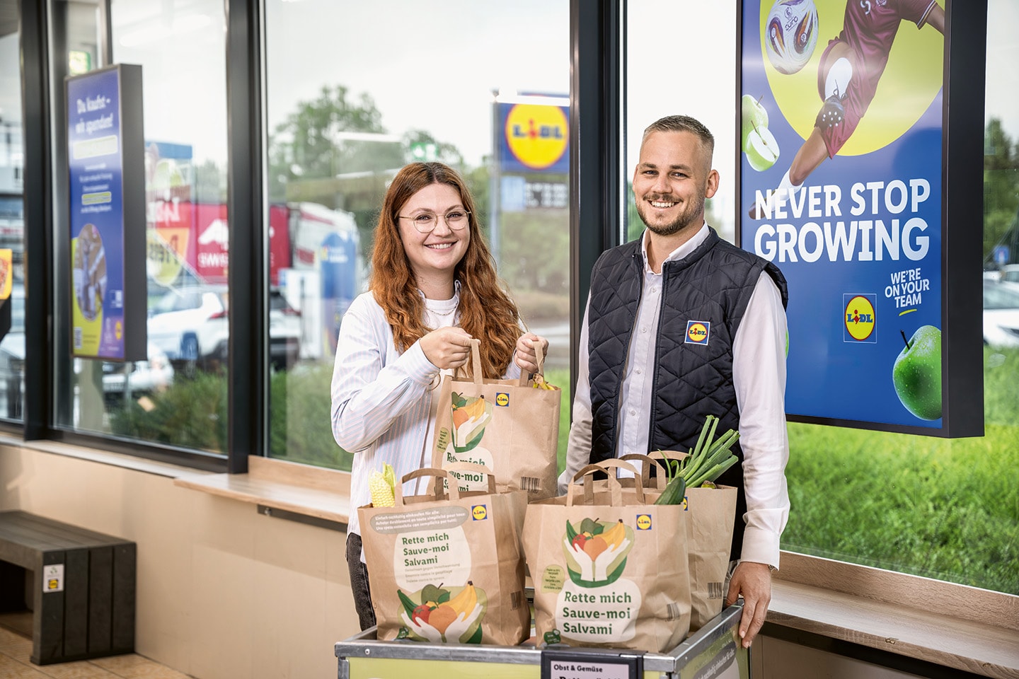 Zwei Mitarbeitende präsentieren das "Rettersäckli" von Lidl.